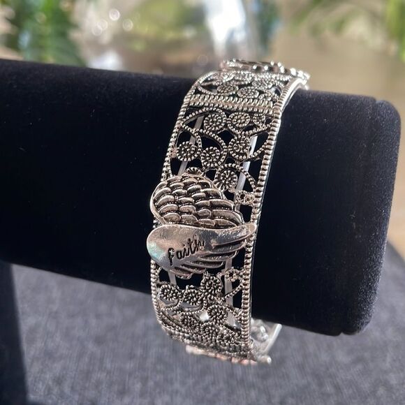 ANTIQUE SILVERTONE 'BELIEVE BLESSED FAITH' WING SCROLL BRACELET - Picture 4 of 5